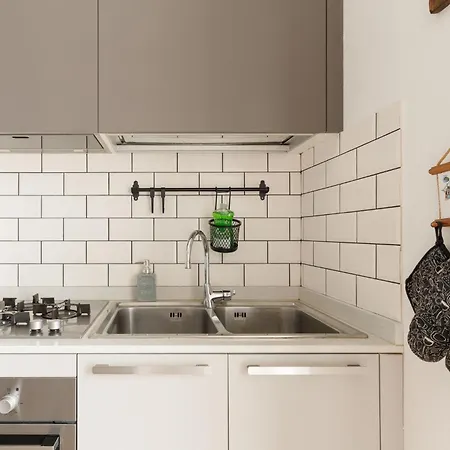 Guesthost - Cenisio Cozy Flat Near Mm5 Апартаменты Милан